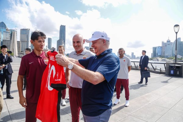 诚金资产 穆斯卡特等人陪同澳大利亚总理散步，王燊超送上10号纪念球衣